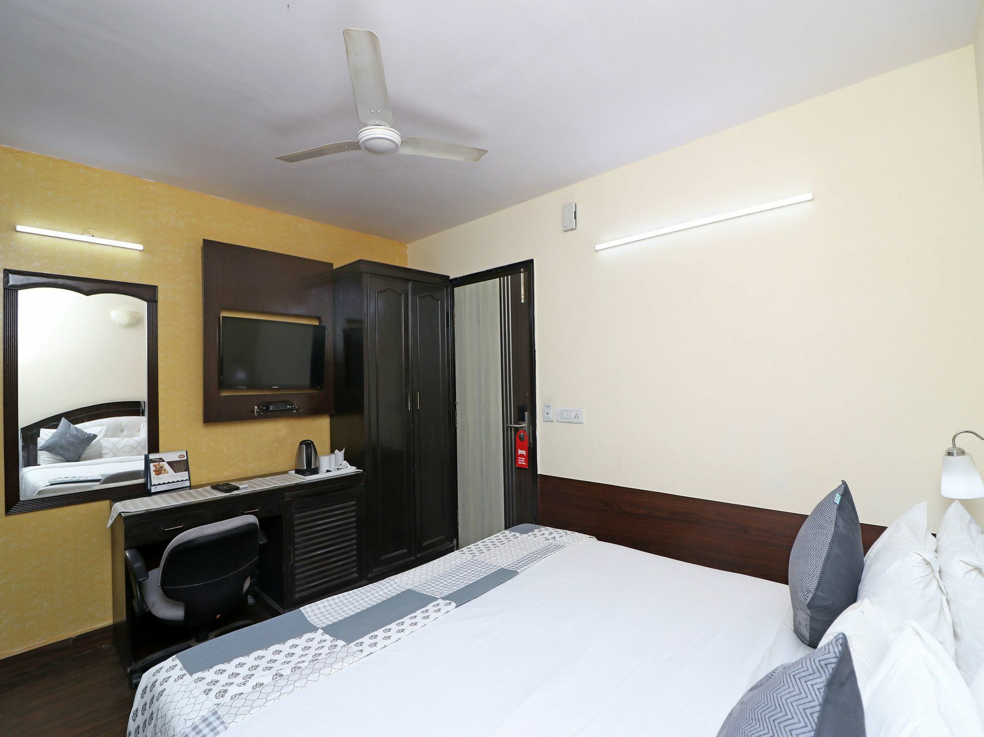 Oyo 13451 Star Corporate Avenue Hotel นิวเดลี ภายนอก รูปภาพ