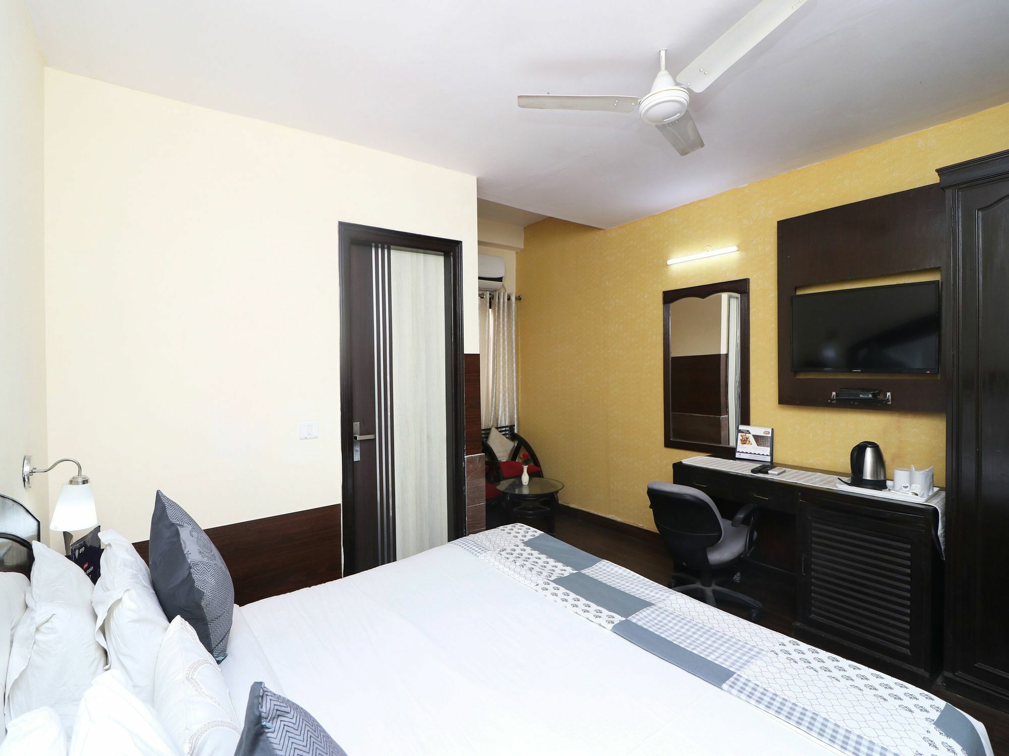 Oyo 13451 Star Corporate Avenue Hotel นิวเดลี ภายนอก รูปภาพ